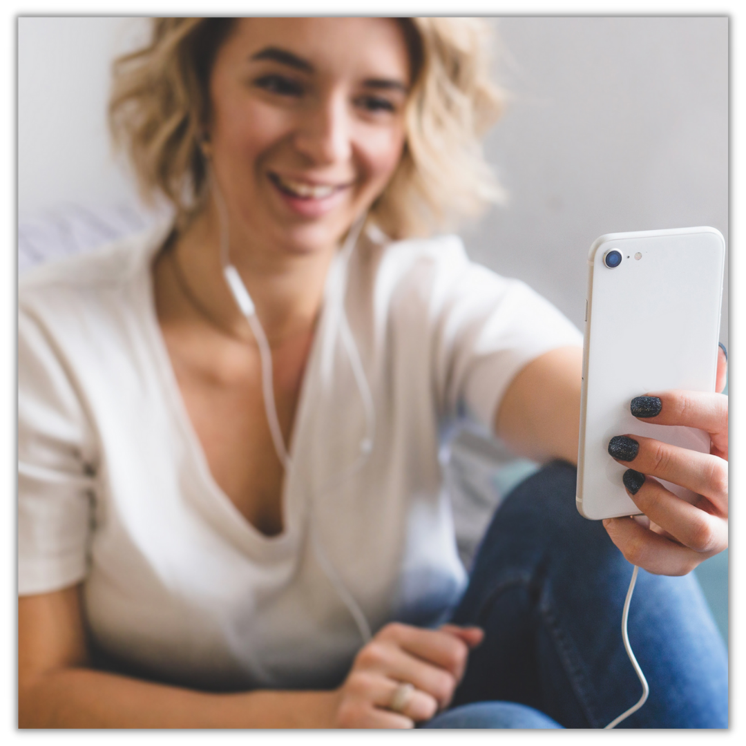 Vrouw die achter haar telefoon zit